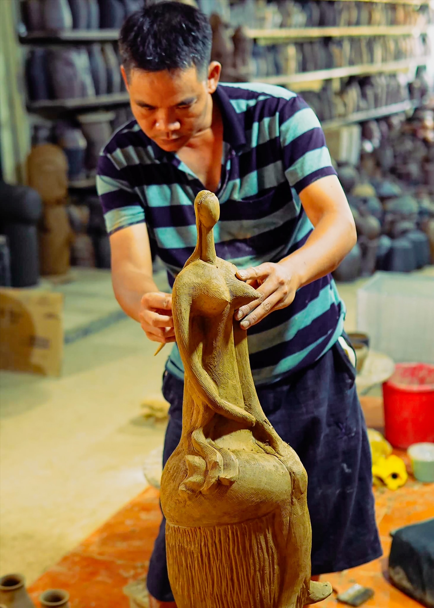 Nghệ nhân, Họa sĩ Nguyễn Hồng Quang, chủ cơ sở gốm Quang Đức, thôn Lò Cang, thị trấn Bình Xuyên (Vĩnh Phúc) người nổi tiếng tạo ra những sản phẩm gốm nghệ thuật. Nhiều tác phẩm gốm nghệ thuật của anh được trưng bày tại các triển lãm ở khu vực và quốc tế