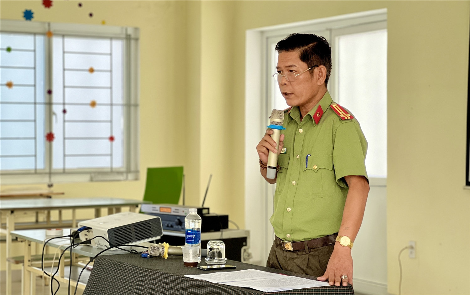 Báo cáo viên truyền đạt các nội dung, chuyên đề trong buổi tập huấn cho các học viên