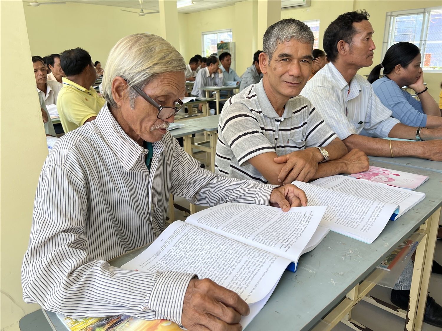Các học viên là thôn trưởng, già làng, Người có uy tín... tích cực tham gia lớp tập huấn