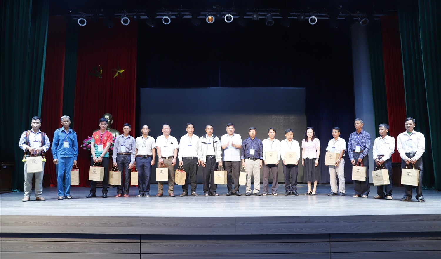 Thứ trưởng, Phó Chủ nhiệm Y Thông tặng quà của UBDT cho các đại biểu Người có uy tín