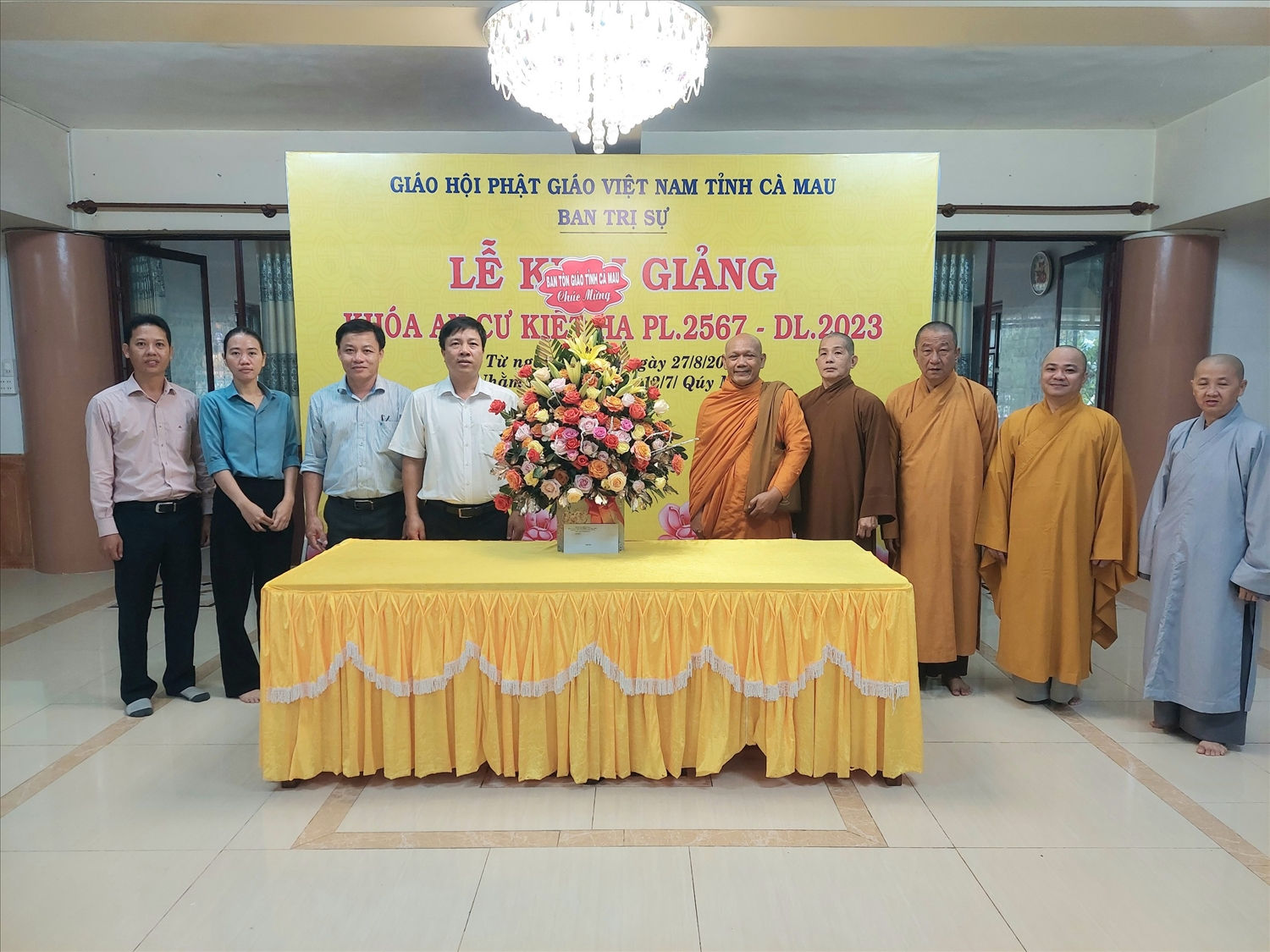 Ông Ngô Thanh Liêm, Phó Ban Tôn giáo tỉnh Cà Mau  tặng hoa, vấn an Hoà thượng Thạch Hà cùng các chức sắc 
