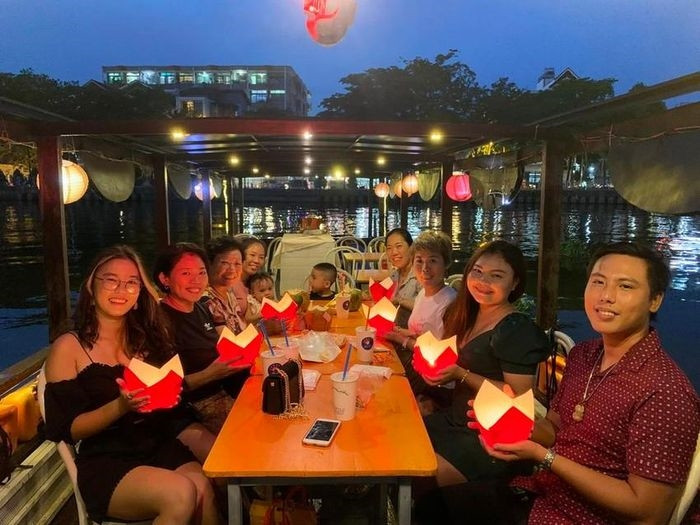 Du khách trải nghiệm du thuyền trên kênh Nhiêu Lộc - Thị Nghè. Du khách trải nghiệm du thuyền trên kênh Nhiêu Lộc - Thị Nghè.