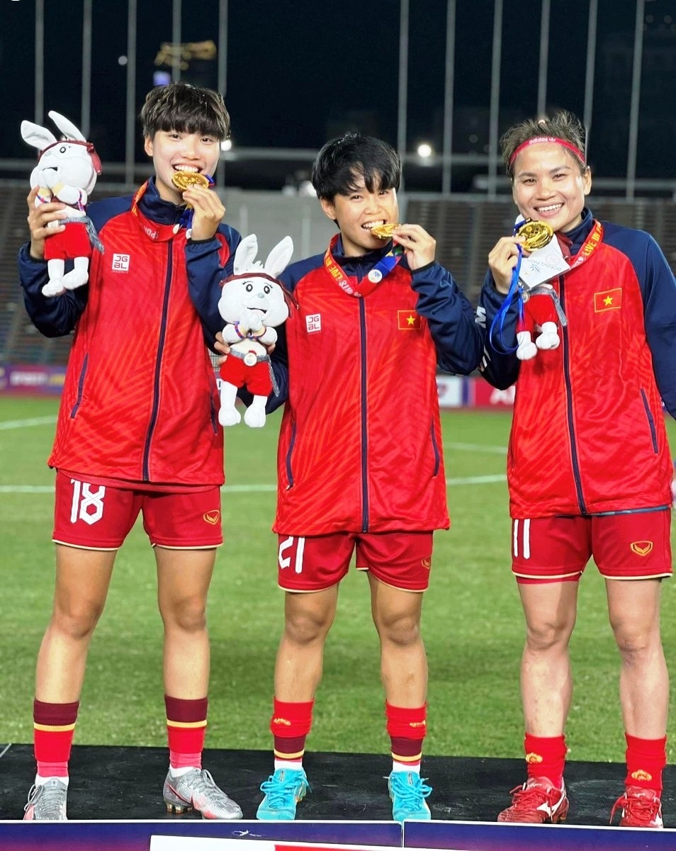 Ngân Thị Vạn Sự (ở giữa) cùng các đồng đội giành HCV bóng đá nữ SEA Games 32 - ảnh NVCC