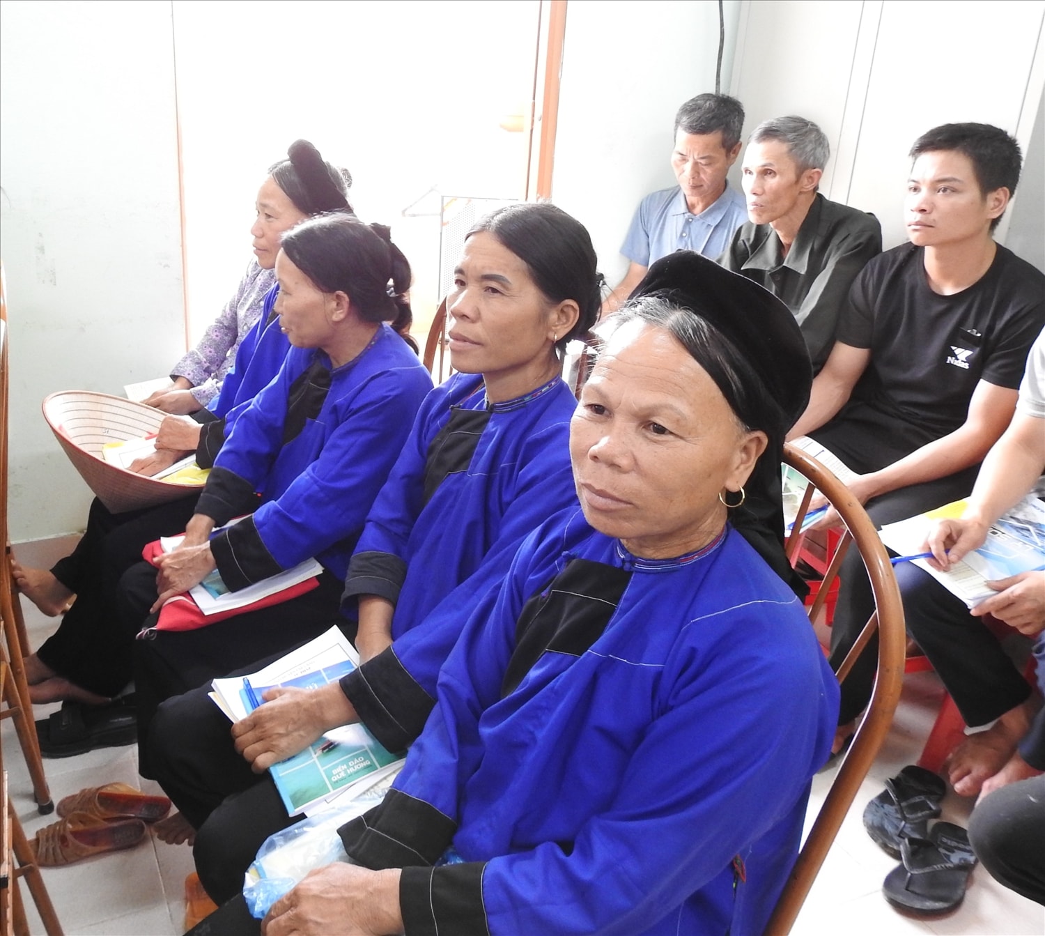 Hộ  nghèo, hộ cận nghèo, người DTTS tham gia lớp tập huấn tuyên truyền phổ biến giáo dục pháp luật và trợ giúp pháp lý do Phòng Tư pháp huyện Chi Lăng, tỉnh Lạng Sơn tổ chức)