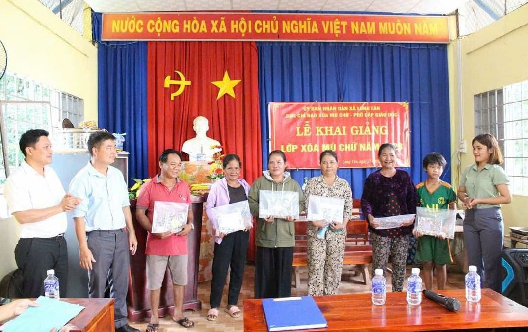 Bà con tham gia lớp học được hỗ trợ toàn bộ học phí, sách vở, đồ dùng học tập