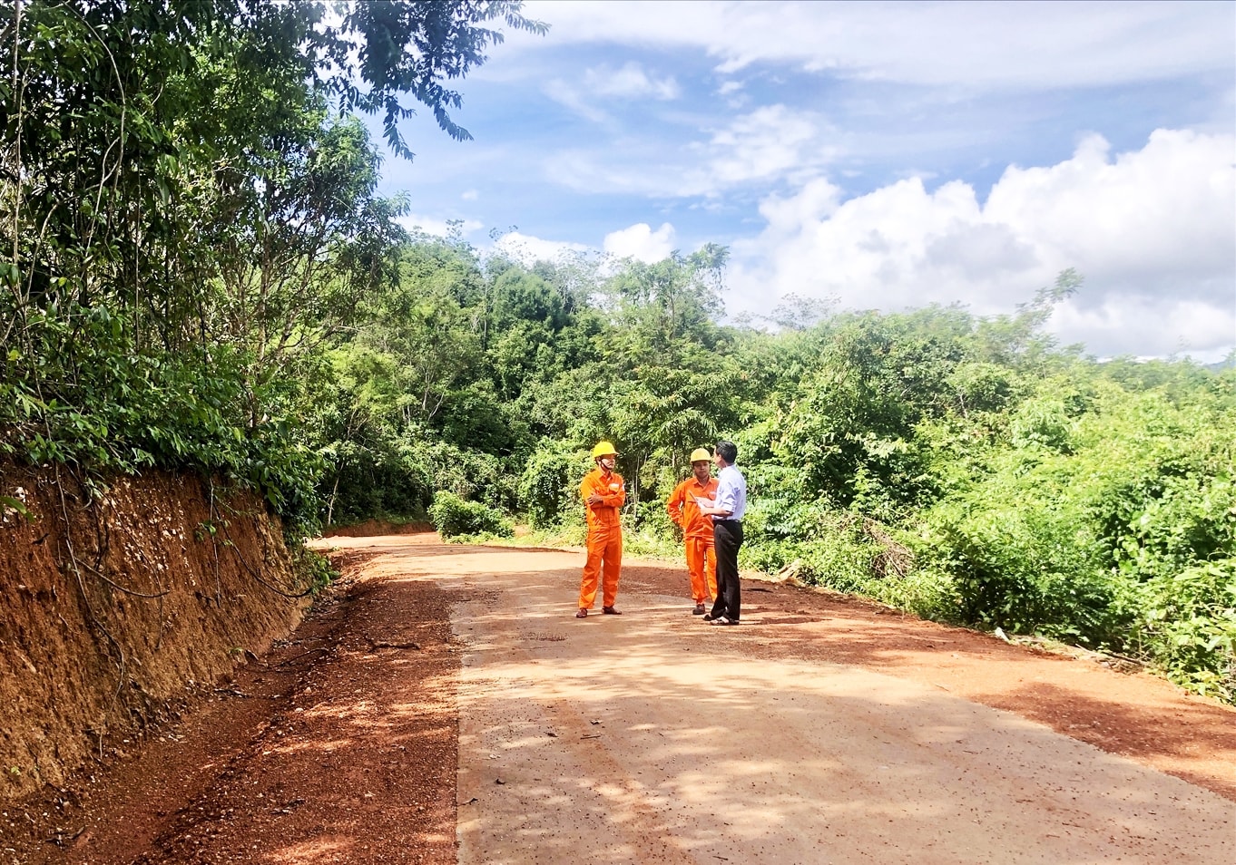 Đường nội đồng nối từ làng Dip (xã Ia Kreng, huyện Chư Păh) đến khu sản xuất được bê tông hóa giúp bà con vùng khó đi lại, vận chuyển nông sản thuận tiện Đường nội đồng nối từ làng Dip (xã Ia Kreng, huyện Chư Păh) đến khu sản xuất được bê tông hóa giúp bà con vùng khó đi lại, vận chuyển nông sản thuận tiện