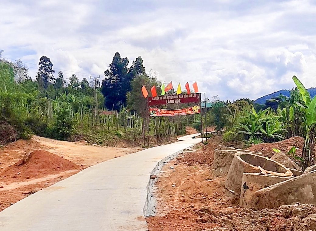 Tuyến đường từ xã Đắk Tơ Ve đi xã Hà Tây (huyện Chư Păh) được bê tông hoá Tuyến đường từ xã Đắk Tơ Ve đi xã Hà Tây (huyện Chư Păh) được bê tông hoá