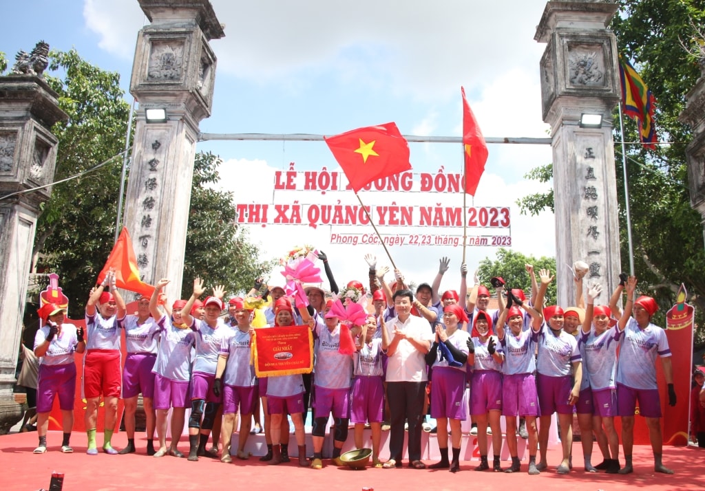 Đội thi số 4 phường Phong Hải giành giải nhất nội dung đua thuyền nữ