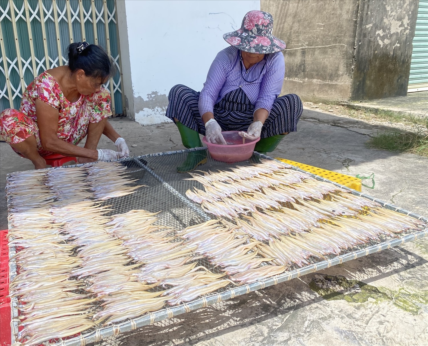Nghề làm cá khô tăng thu nhập cho lao động thời vụ khu vực biên giới biển 