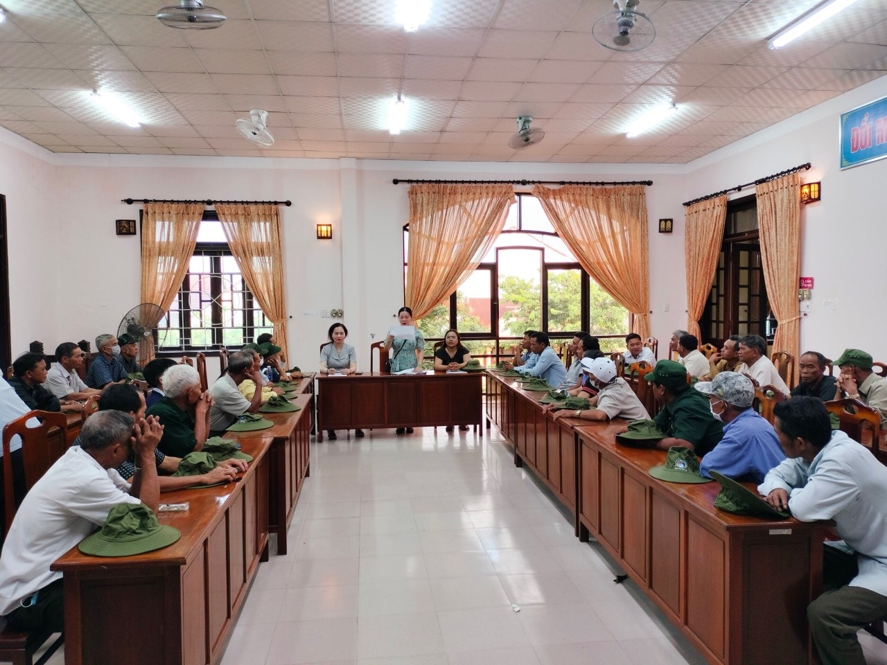 Đoàn thăm quan nghe phổ biến nội dung, quy chế trước chuyến đi.