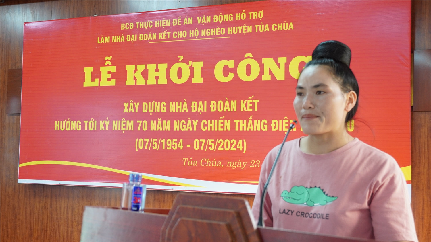 Đại diện hộ nghèo huyện Tủa Chùa (Điện Biên) phát biểu, cảm ơn Chương trình