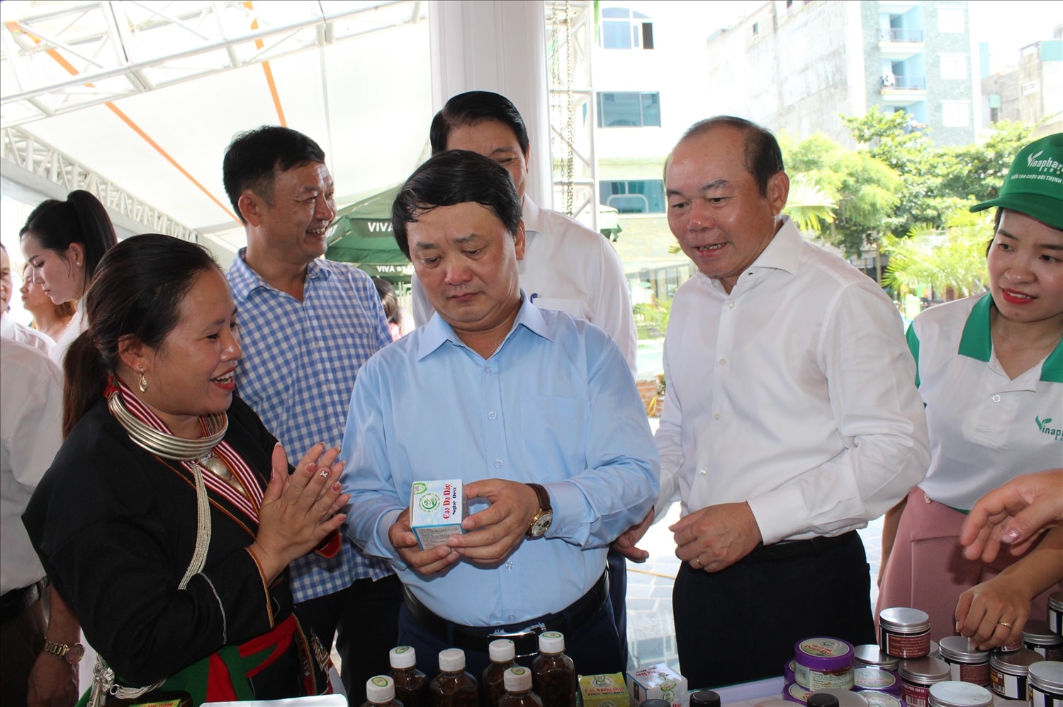 Đại biểu tham quan gian hàng sản phẩm dược liệu của HTX Nam Dược Phúc Tâm An Đại biểu tham quan gian hàng sản phẩm dược liệu của HTX Nam Dược Phúc Tâm An