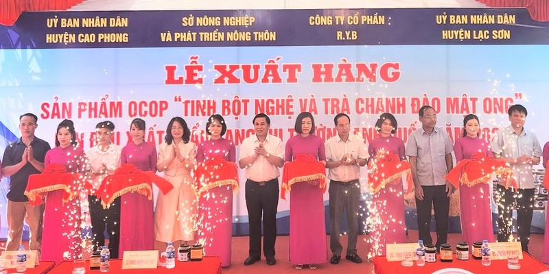Hòa Bình lần đầu tiên xuất khẩu tinh bột nghệ và trà chanh đào mật ong sang Anh Quốc 
