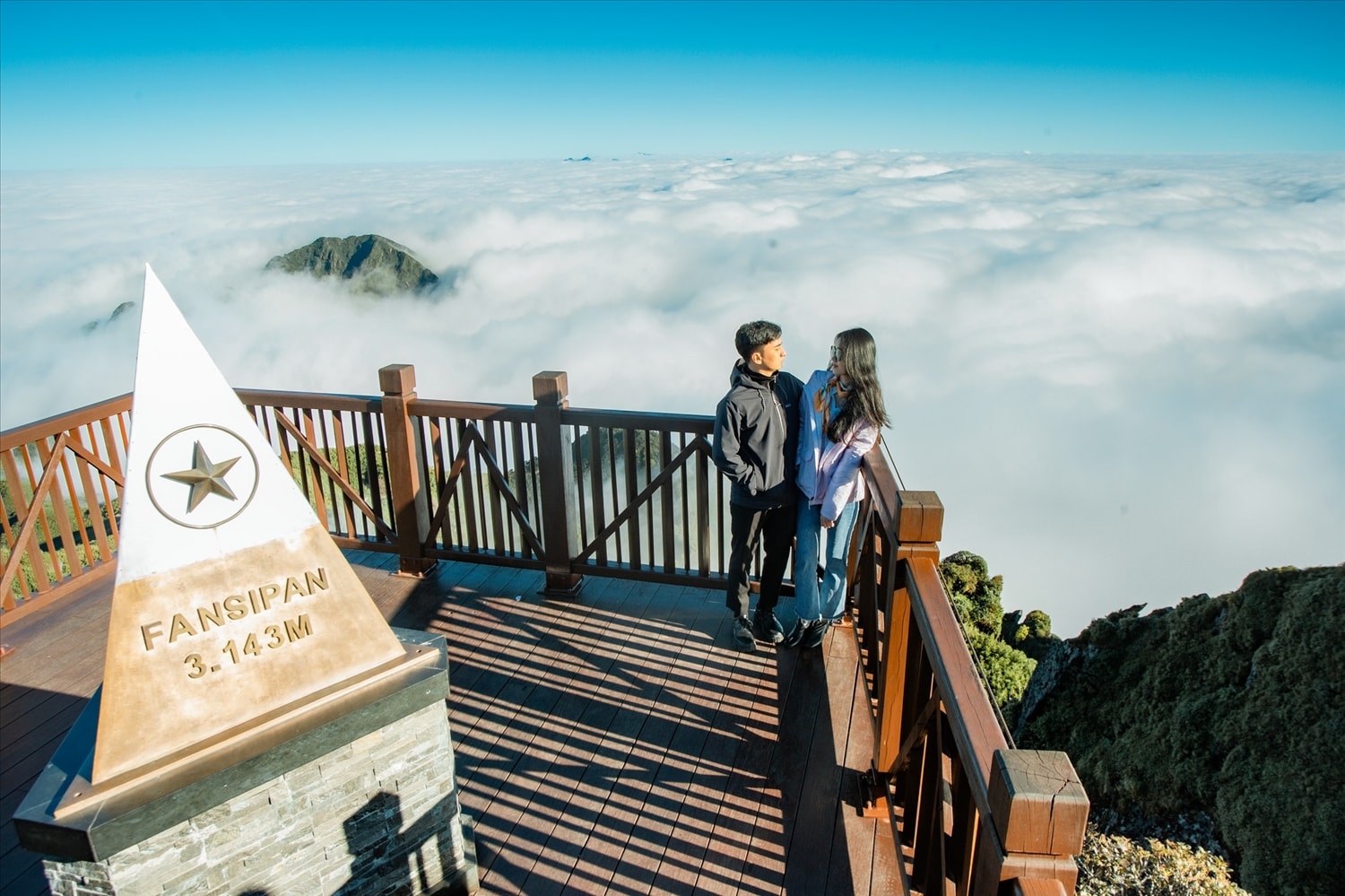 Đỉnh thiêng Fansipan đẹp huyền ảo trong cả những ngày mùa hè nóng nực nhất
