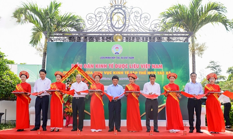 Các đại biểu cắt băng khai mạc Triển lãm sản phẩm dược liệu