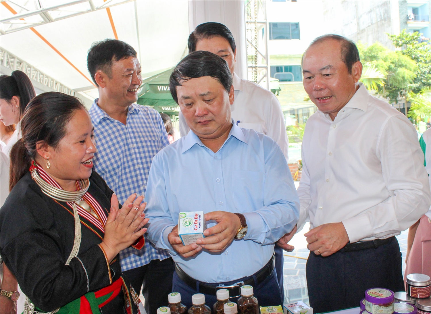 Bộ Trưởng, Chủ nhiệm UBDT Hầu A Lềnh tham quan các gian hàng tại Diễn đàn kinh tế Dược liệu Việt Nam