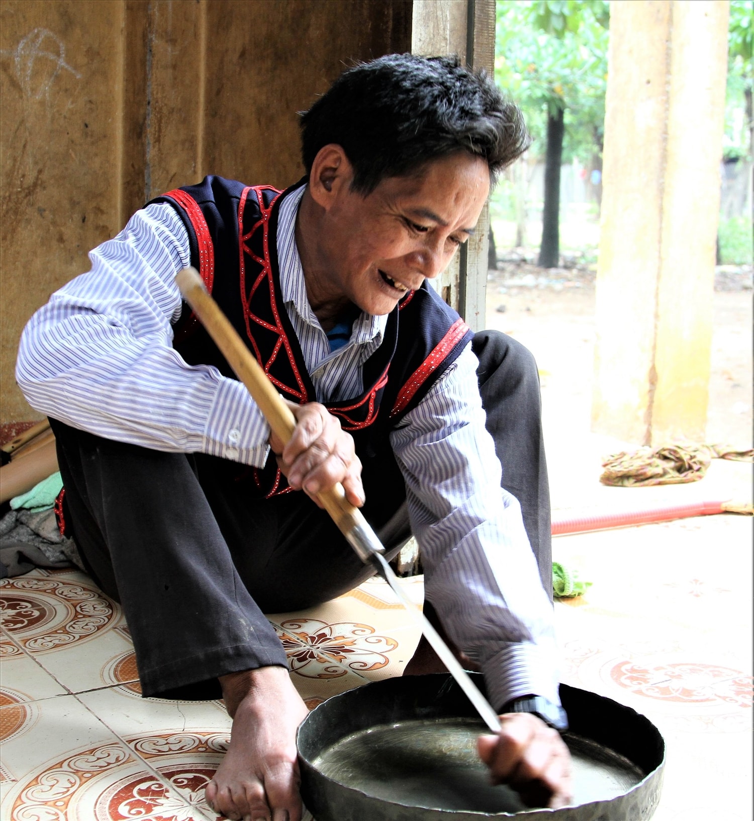 Nghệ nhân ưu tú Mai Thấm cân chỉnh mã la Nghệ nhân ưu tú Mai Thấm cân chỉnh mã la