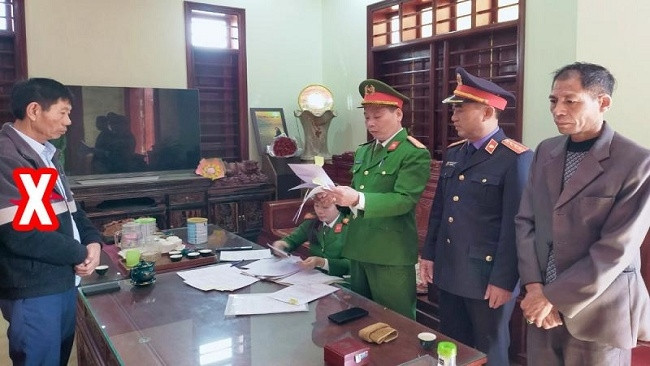 Cơ quan CSĐT Công an tỉnh Thanh Hóa thi hành lệnh bắt đối với Nguyễn Xuân Phượng (dấu X) Giám đốc Công ty TNHH xây dựng và Thương mại Tân Hải vì khai thác khoáng sản trái phép