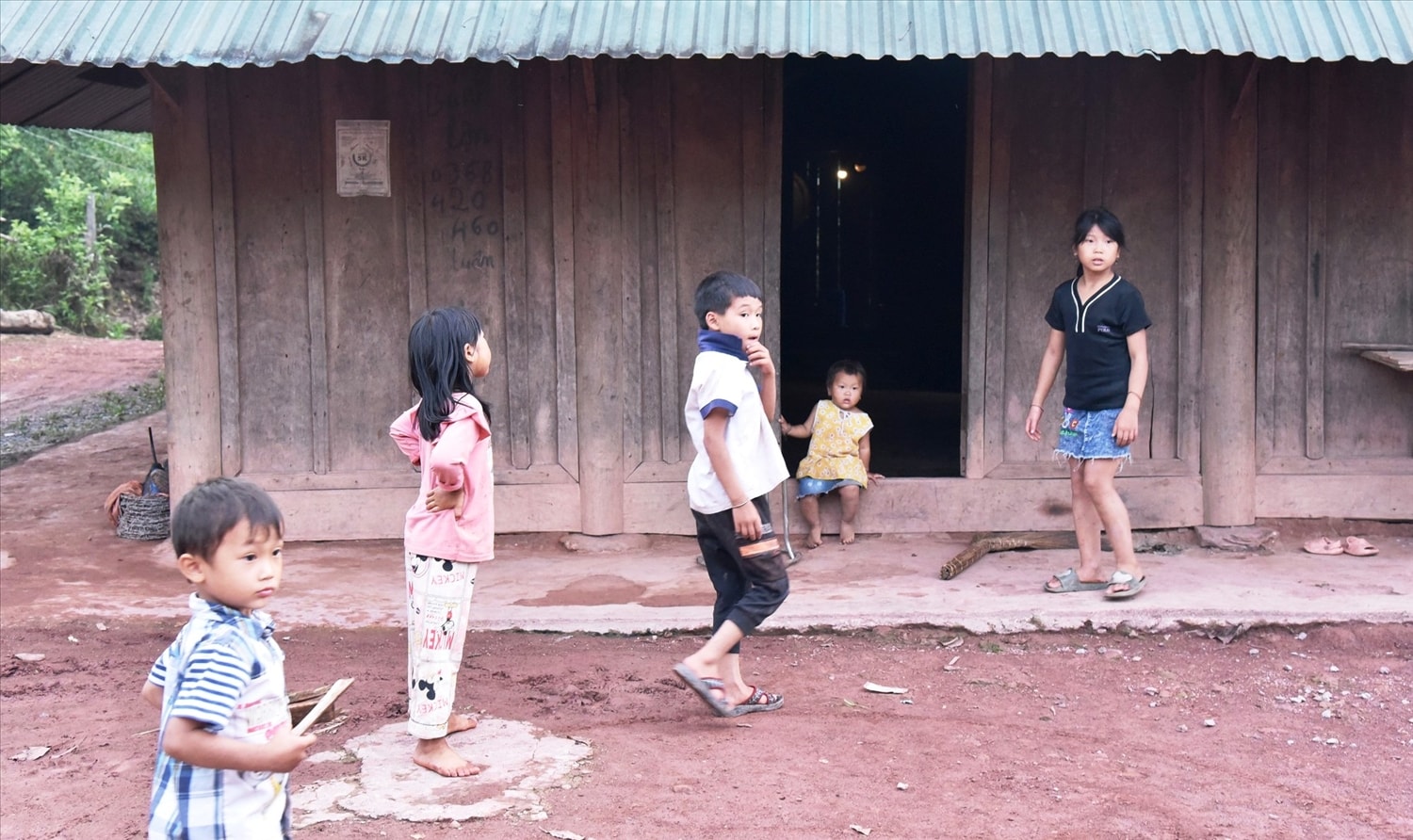 Trẻ em bản Phà Chiếng của xã Mỹ Lý, huyện Kỳ Sơn đang có cuộc sống hết sức khó khăn: xa trung tâm huyện, không điện sinh hoạt, đường giao thông cách trở - ảnh CTV