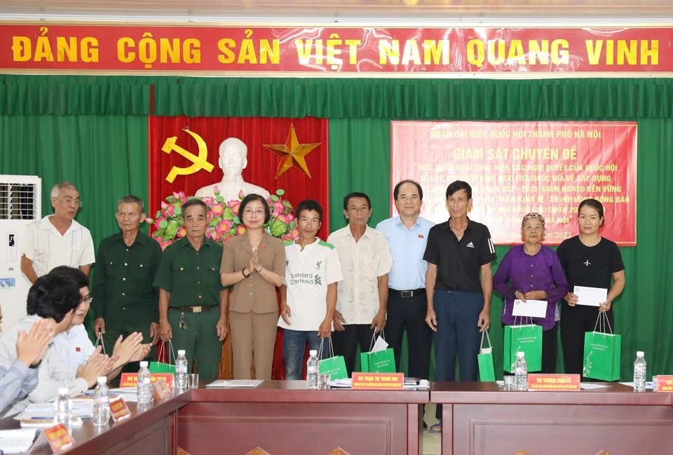Đoàn đại biểu Quốc hội TP. Hà Nội tặng quà cho các hộ nghèo, gia đình có hoàn cảnh khó khăn trên địa bàn 3 xã của huyện Ba Vì (tháng 7/2023).