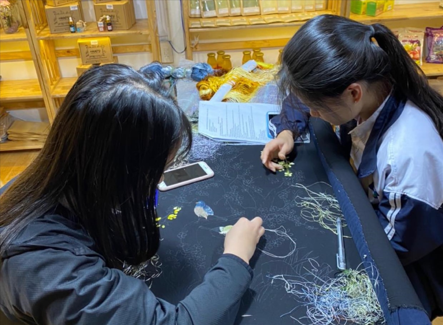 Nhiều sản phẩm thêu tay rất đẹp tại tại  ­Lặng Art đều do các em khiếm thính sáng tạo nên