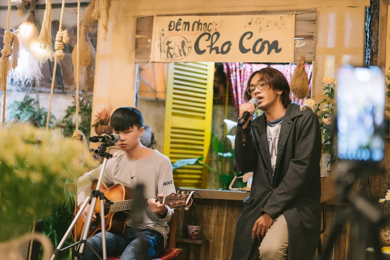 Tại Lặng Art, vào mỗi tối thứ 7 hằng tuần đều có một đêm nhạc được trình diễn bởi những “nghệ sĩ đặc biệt” là những bạn khiếm thị tại Đà Lạt.