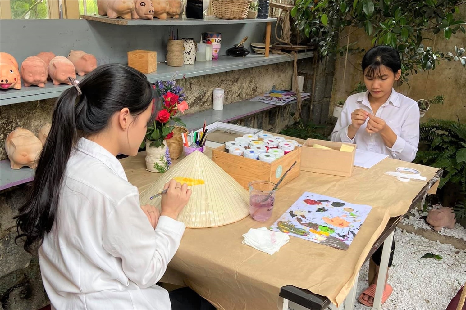 Tại Lặng Art, các em vẽ tranh, làm đồ handmade từ những vật tái chế thành những vật xinh xắn, hữu ích cho cuộc sống.