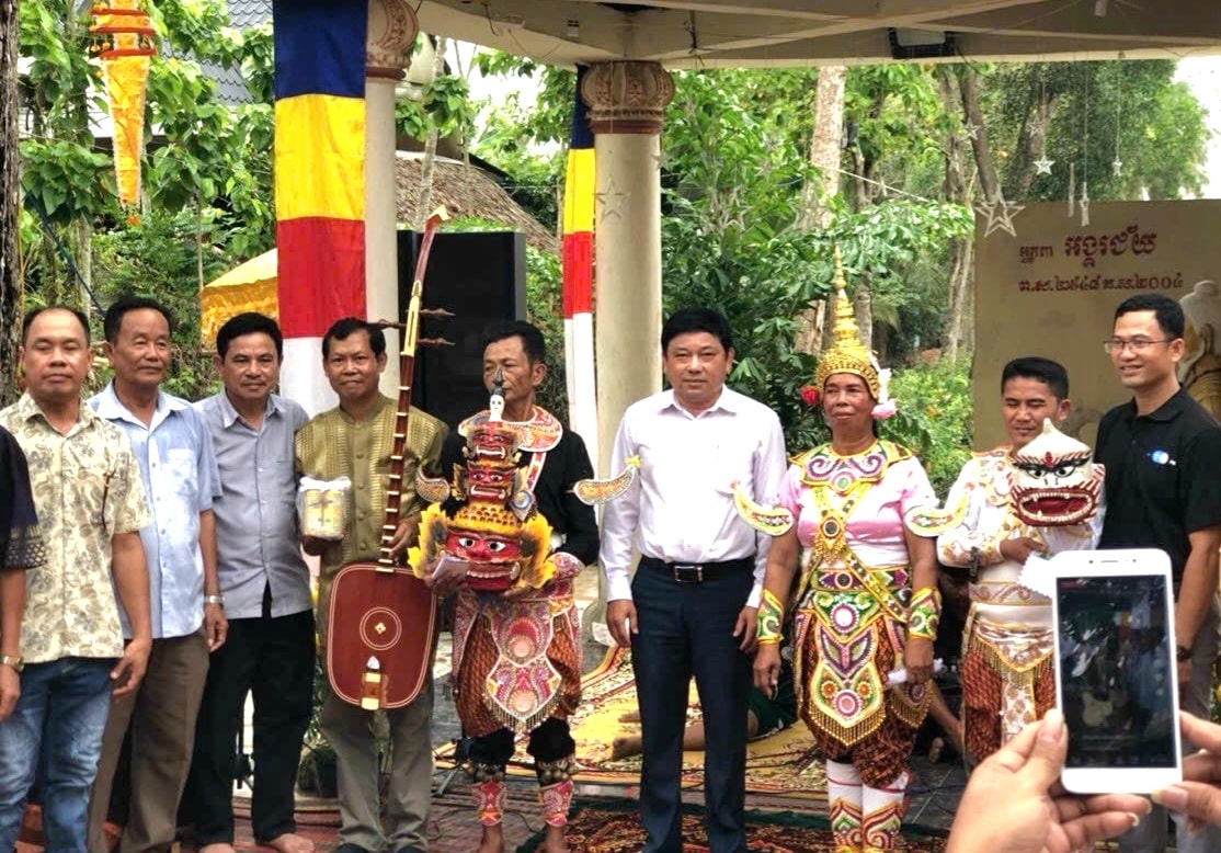 Ông Thạch MuNi - Phó Trưởng Ban dân tộc tỉnh Trà Vinh cùng đội văn nghệ của đoàn nghệ thuật văn hoá Khmer tỉnh Ông Thạch MuNi - Phó Trưởng Ban dân tộc tỉnh Trà Vinh cùng đội văn nghệ của đoàn nghệ thuật văn hoá Khmer tỉnh