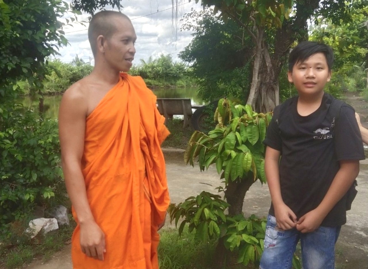 Em Nguyễn Nam Á cùng sư trụ trì Chùa Ân Kol sau giờ học tiếng Khmer Em Nguyễn Nam Á cùng sư trụ trì Chùa Ân Kol sau giờ học tiếng Khmer