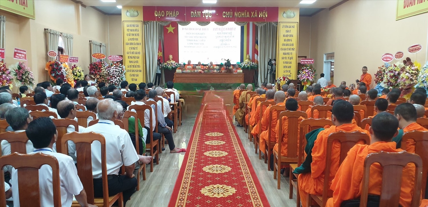 Hơn 145 đại biểu chính thức là Người có uy tín, Ban quản trị của 22 chùa,  10 salatel trên địa bàn tỉnh tham dự đại hội
