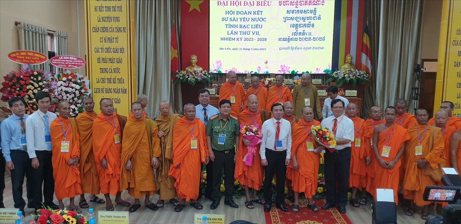 Đại diện lãnh đạo tỉnh tặng hoa chúc mừng Hoà thượng Hữu  Hinh được suy cử tiếp tục là Hội trưởng Hội đoàn kết SSYN nước tỉnh nhiệm kỳ 2023 - 2028