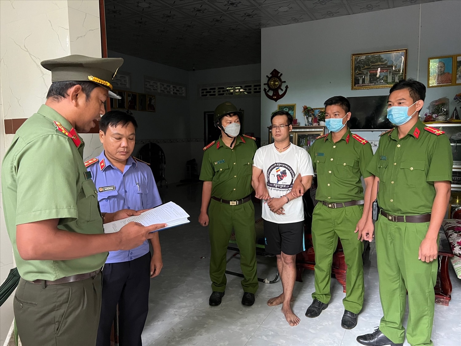 Cơ quan An ninh điều tra Công an tỉnh Trà Vinh tống đạt quyết định khởi tố vụ án, khởi tố bị can và thi hành lệnh bắt tạm giam đối tượng Thạch Cương ( ảnh CTV) Cơ quan An ninh điều tra Công an tỉnh Trà Vinh tống đạt quyết định khởi tố vụ án, khởi tố bị can và thi hành lệnh bắt tạm giam đối tượng Thạch Cương ( ảnh CTV)