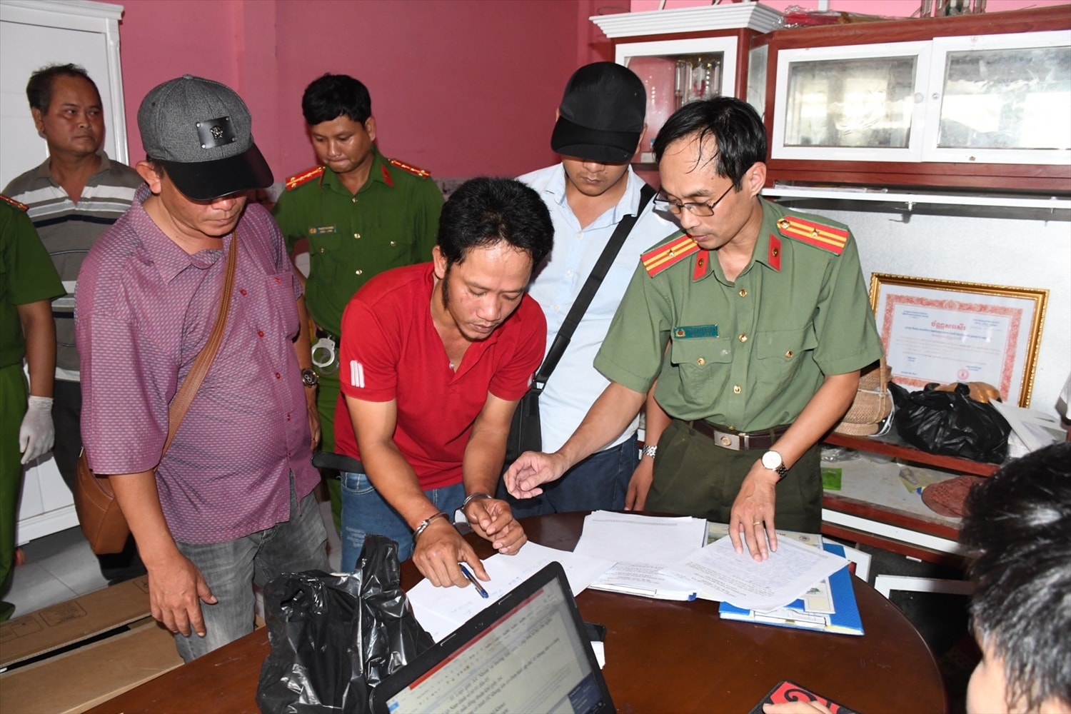 Cơ quan An ninh điều tra Công an tỉnh Trà Vinh tống đạt quyết định khởi tố vụ án, khởi tố bị can và thi hành lệnh bắt tạm giam đối tượng Tô Hoàng Chương (ảnh CTV) Cơ quan An ninh điều tra Công an tỉnh Trà Vinh tống đạt quyết định khởi tố vụ án, khởi tố bị can và thi hành lệnh bắt tạm giam đối tượng Tô Hoàng Chương (ảnh CTV)