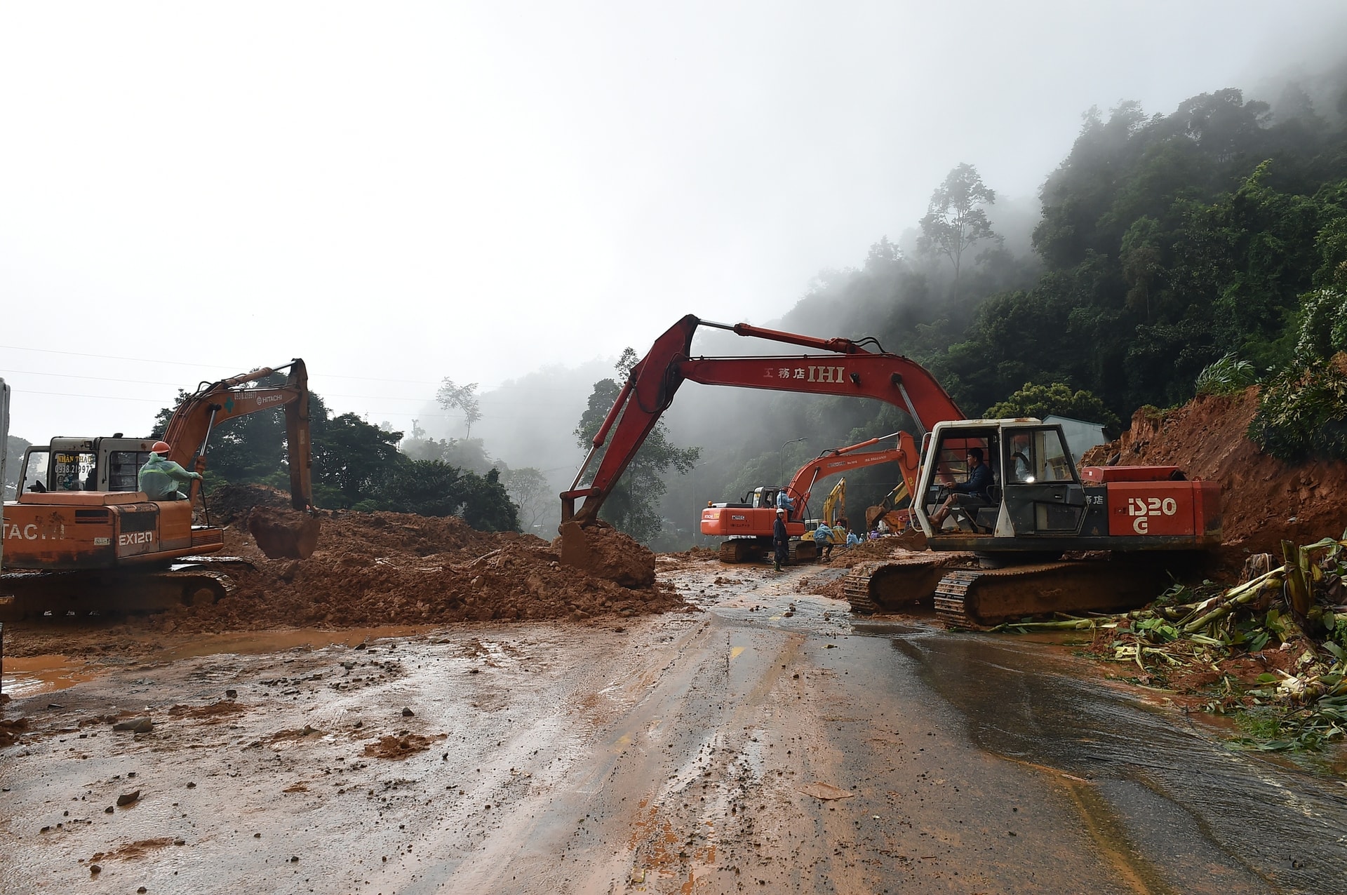 Phó Thủ tướng Trần Lưu Quang đến hiện trường kiểm tra, chỉ đạo khắc phục hậu quả vụ sạt lở nghiêm trọng tại Lâm Đồng - Ảnh 6.