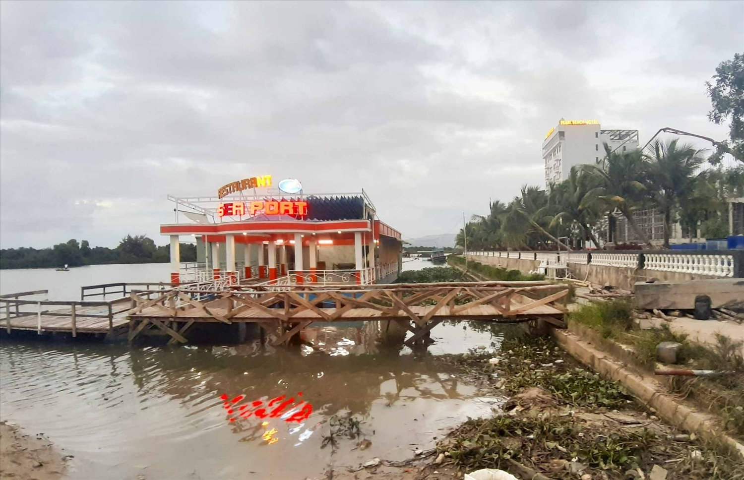 Nhà hàng nổi Ngọc Châu chiếm dụng mặt nước, kinh doanh ăn uống không phép