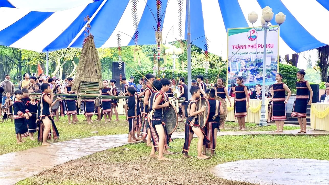 Tp. Pleiku (Gia Lai): Hơn 200 thanh thiếu nhi DTTS tham gia Liên hoan cồng chiêng và hát dân ca
