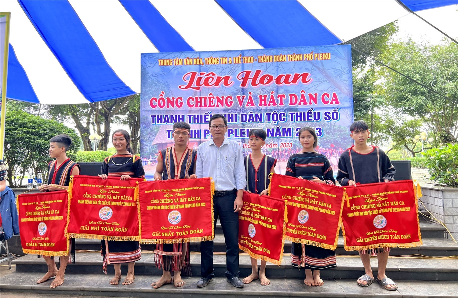 Ban tổ chức trao giải cho các đội thi đạt thành tích cao Ban tổ chức trao giải cho các đội thi đạt thành tích cao