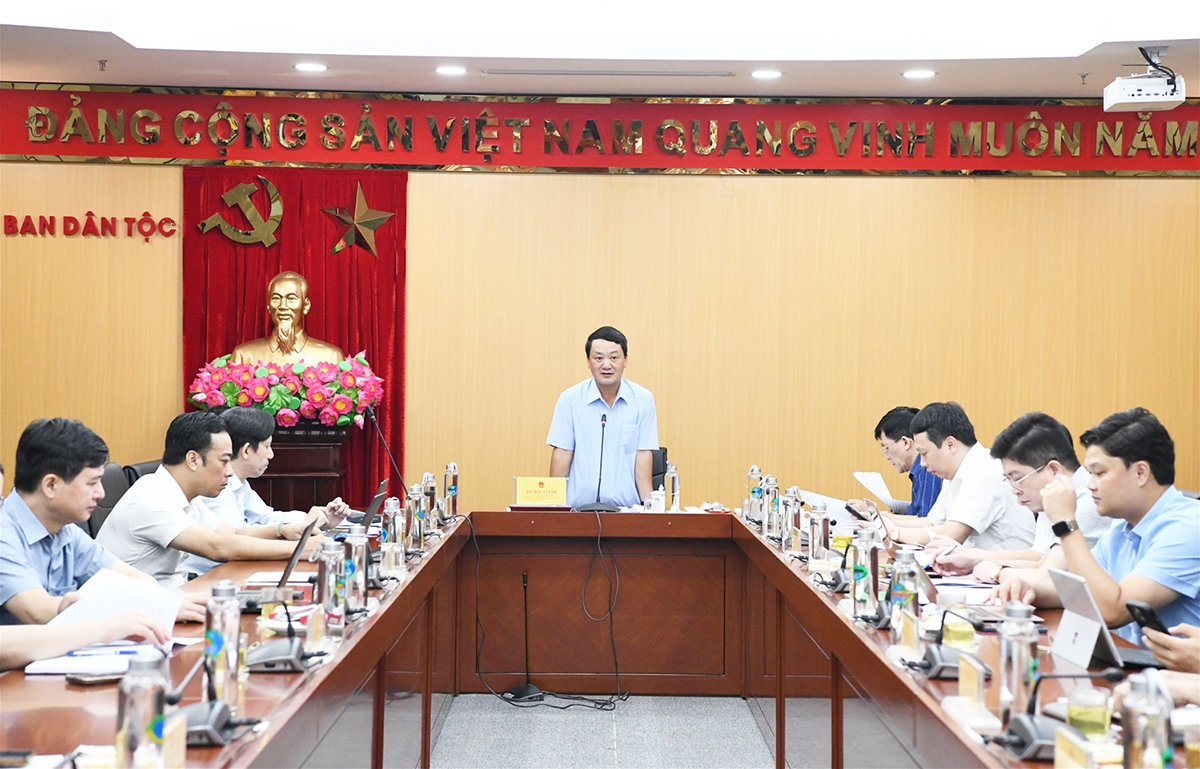 Bộ trưởng, Chủ nhiệm UBDT Hầu A Lềnh chủ trì cuộc họp