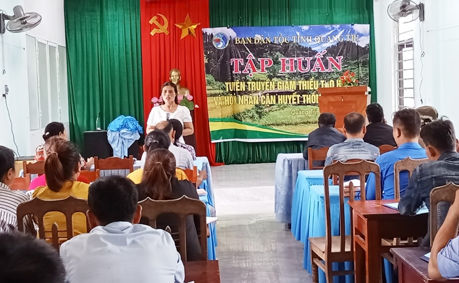 Bà Hồ Thị Minh - Phó Trưởng Ban Dân tộc tỉnh Quảng Trị báo cáo thực trạng tảo hôn và hôn nhân cận huyết thống trên địa bàn xã Hướng Hiệp Bà Hồ Thị Minh - Phó Trưởng Ban Dân tộc tỉnh Quảng Trị báo cáo thực trạng tảo hôn và hôn nhân cận huyết thống trên địa bàn xã Hướng Hiệp