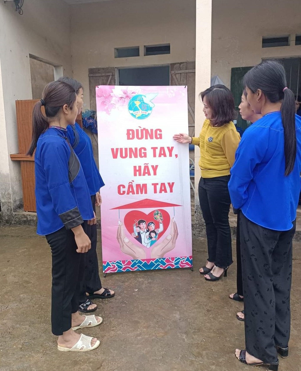 Cán bộ Hội LHPN huyện Chi Lăng chia sẻ vấn đề bình đẳng giới cho phụ nữ vùng DTTS và miền núi