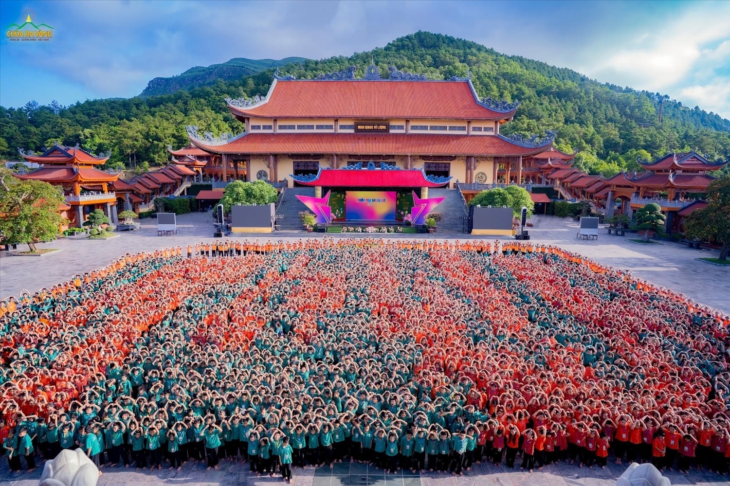 Hàng ngàn khóa sinh tham gia Khóa tu mùa Hè tại chùa Ba Vàng Hàng ngàn khóa sinh tham gia Khóa tu mùa Hè tại chùa Ba Vàng