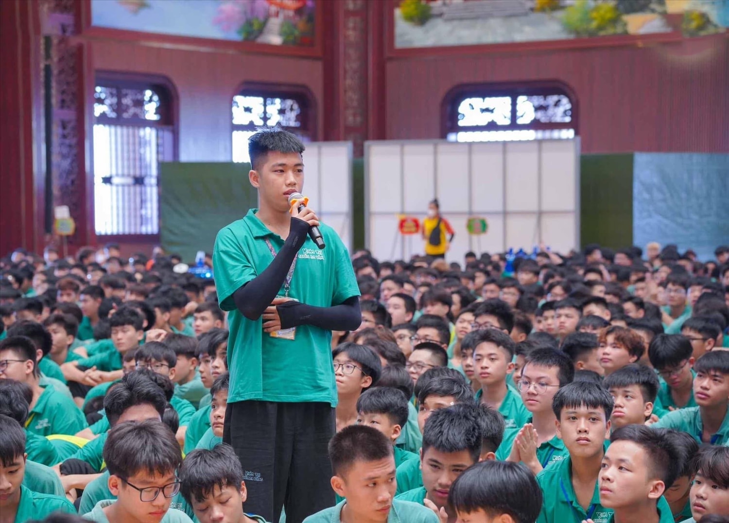 Bạn Lương Quán Quân chia sẻ câu chuyện của mình đến với sư phụ Thích Trúc Thái Minh trong buổi giảng pháp Bạn Lương Quán Quân chia sẻ câu chuyện của mình đến với sư phụ Thích Trúc Thái Minh trong buổi giảng pháp