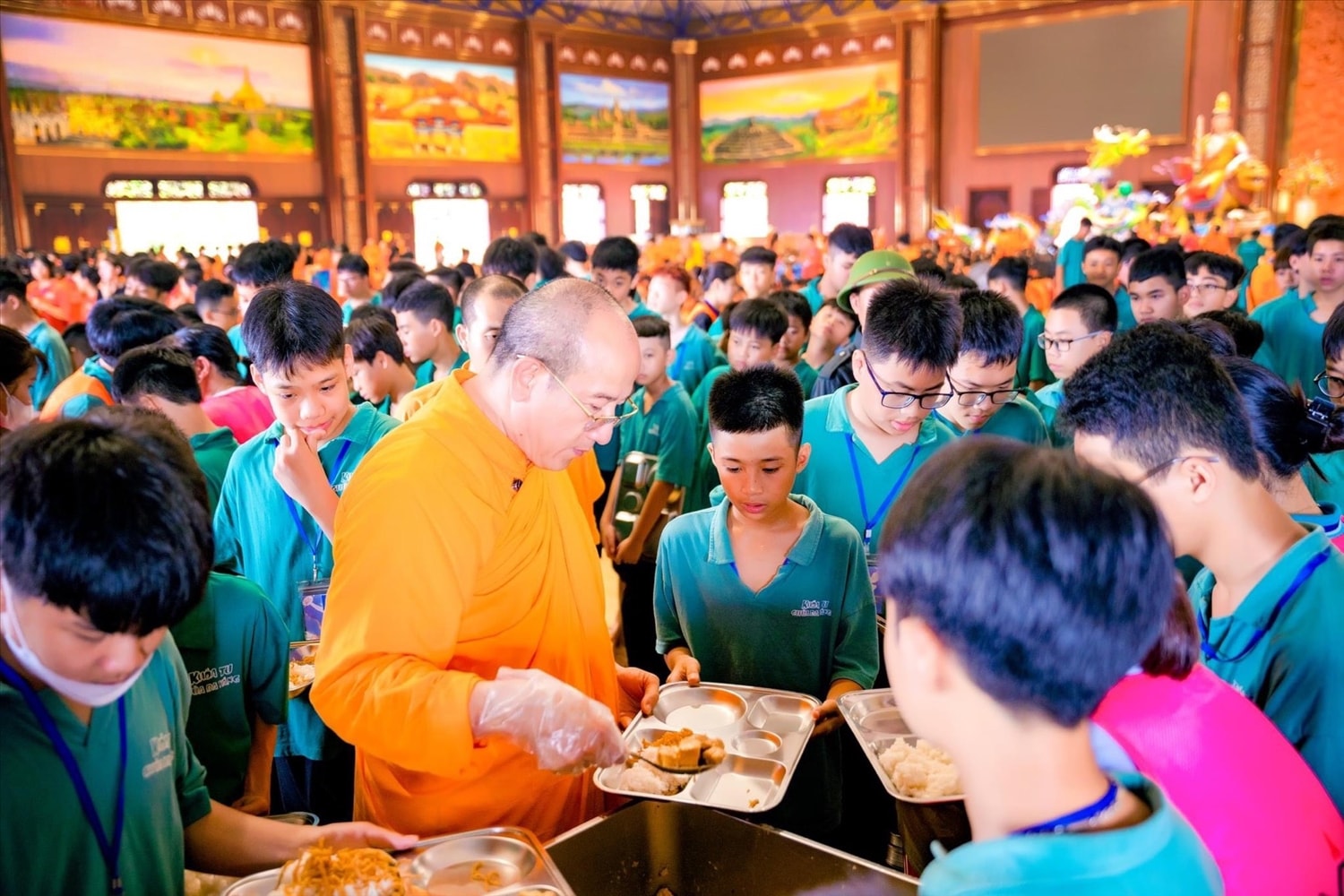 Thầy Thái Trúc Minh, Trụ trì chùa Ba Vàng phát cơm cho các khoa sinh tham gia Khóa tu mùa Hè Thầy Thích Trúc Thái Minh, Trụ trì chùa Ba Vàng phát cơm cho các khoa sinh tham gia Khóa tu mùa Hè