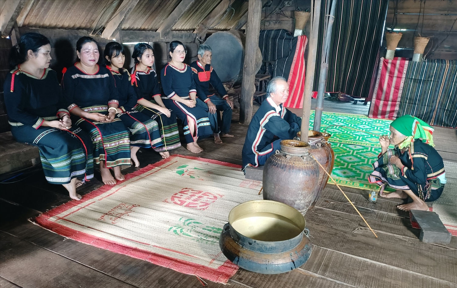 Trước khi diễn xướng nghệ nhân làm lễ xin phép chủ nhà