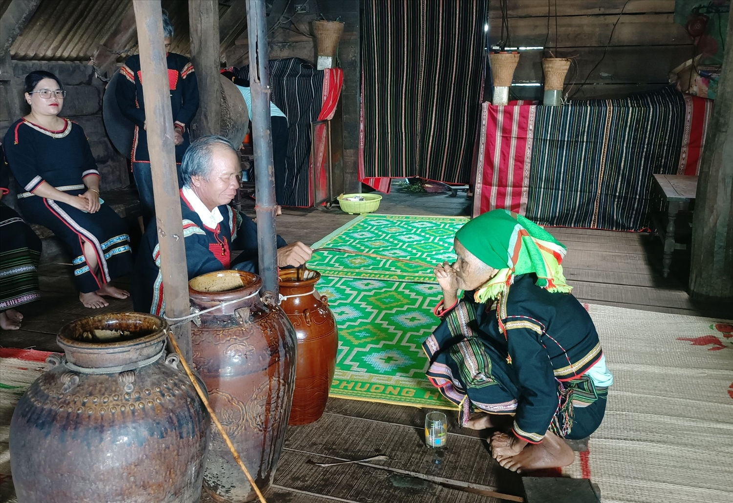 Bà H’Bung Mlô, chủ nhà phải là người cầm cần rượu uống đầu tiên tại buổi diễn xướng