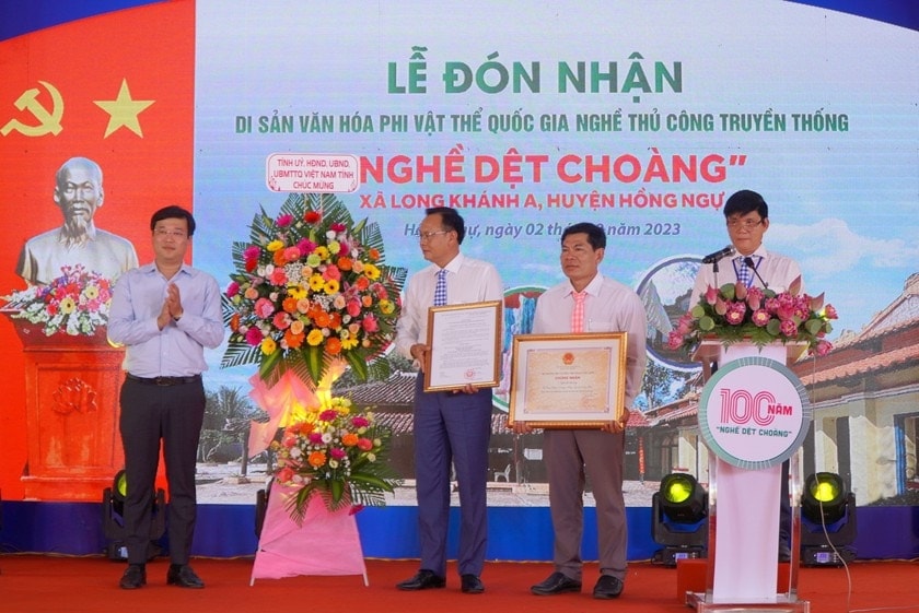 “Nghề dệt choàng” xã Long Khánh A đón nhận bằng công nhận Di sản phi vật thể Quốc gia “Nghề dệt choàng” xã Long Khánh A đón nhận bằng công nhận Di sản phi vật thể Quốc gia