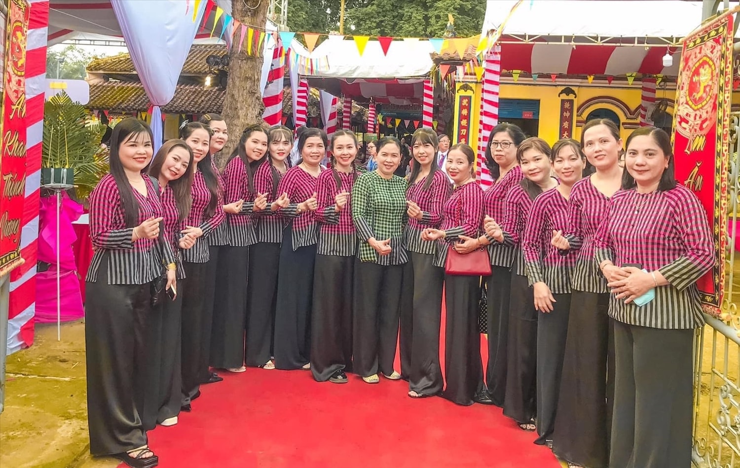 Những chiếc áo được các nghệ nhân Nghề dệt choàng Long Khánh A sáng tạo từ cảm hứng chiếc khăn rằn Nam Bộ Những chiếc áo được các nghệ nhân Nghề dệt choàng Long Khánh A sáng tạo từ cảm hứng chiếc khăn rằn Nam Bộ