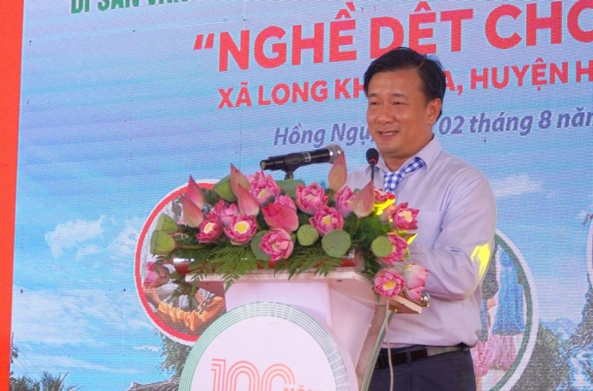 Ông Nguyễn Phước Thiện – Phó Chủ tịch UBND tỉnh Đồng Tháp phát biểu tại lễ đón nhận bằng công nhận Di sản phi vật thể Quốc gia Nghề dệt choàng xã Long Khánh A Ông Nguyễn Phước Thiện – Phó Chủ tịch UBND tỉnh Đồng Tháp phát biểu tại lễ đón nhận bằng công nhận Di sản phi vật thể Quốc gia Nghề dệt choàng xã Long Khánh A