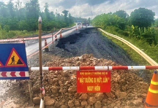 Khu vực sụt lún đã được gắn biển báo