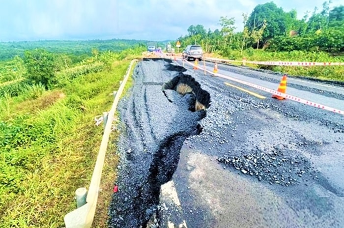 Một trong những vết nứt trên đường tránh Ea H’leo